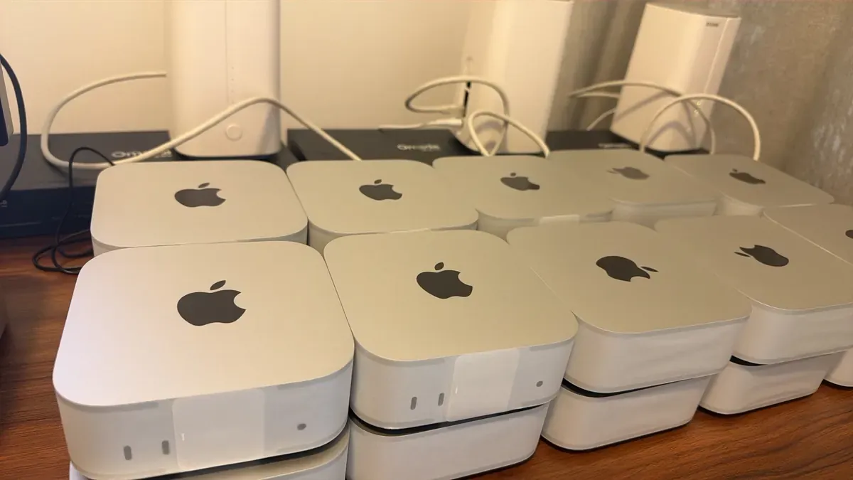 一排拆封待部署的 Mac mini 实机